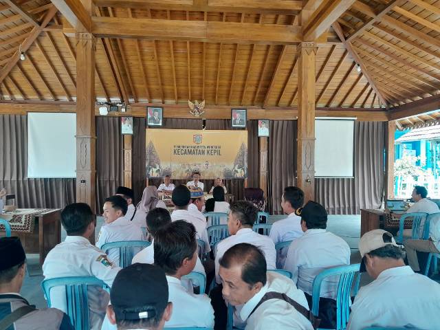 CAMAT BERIKAN ARAHAN DALAM BIMBINGAN TEKNIS PENGELOLAAN KEUANGAN DESA